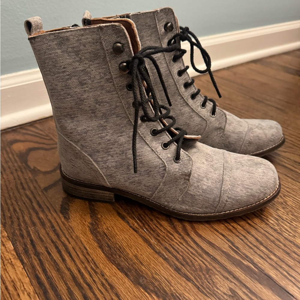 UNITY IN DIVERSITY Gray Lace-Up Women's Boots